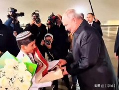 普京接过小伴侣的食物就往嘴里放